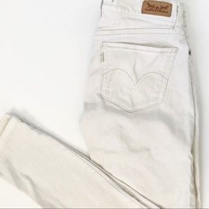 • w h i t e • l e v i s •